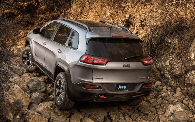 Comparison Jeep Cherokee 2017 vs BMW X5 xDrive50i 2017 SUV Drive